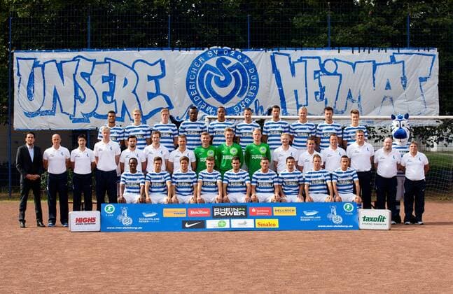 15.08.2013, Duisburg, Fussball, 3. Liga, Mannschaftsfoto MSV Duisburg, Einzelfotos, Porträttermin. Obere Reihe von links: Phil Ofosu-Ayeh (Duisburg), Jens Wissing (Duisburg), Tobias Feisthammel (Duisburg), Kingsley Onuegbu (Duisburg), Babacar M Bengue (Duisburg), Tanju Öztürk Oeztuerk (Duisburg), Markus Bollmann (Duisburg), Sascha Dum (Duisburg), Branimir Bajic (Duisburg), Maximilian Güll (Duisburg), Maskottchen Ennatz. Mittlere Reihe von linke: Sportlicher Leiter Ivica Grlic (Duisburg), Trainer Karsten Baumann (Duisburg), Co-Trainer Ilja Gruev (Duisburg), Torwarttrainer Sven Beuckert (Duisburg), Analyst Maria Baric (Duisburg), Mannschaftsarzt Dr. Falk Ullerich (Duisburg), Mannschaftsarzt Dr. Christian Schoepp (Duisburg), Torwart Maurice Schumacher (Duisburg), Torwart Michael Ratajczak (Duisburg), Torwart Marcel Lenz (Duisburg), Physio Andreas Bühren (Duisburg), Physio Maruis Koc (Duisburg), Physio Will an den Boom (Duisburg), Zeugwart Michael Knštig (Duisburg), Zeugwart Manfred Piwonski (Duisburg), Zeugwart Peter Lindner (Duisburg). Untere Reihe von links: Patrick Zoundi (Duisburg), Kevin Wolze (Duisburg), Matthias Kühne (Duisburg), Julien Rybacki (Duisburg), Deniz Aycicek (Duisburg), Michael Gardawski (Duisburg), Athanasios Tsourakis (Duisburg), Pierre De Wit (Duisburg), Erdogan Yesilyurt (Duisburg)