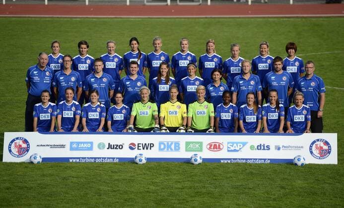 Hinten, v.l.: Jennifer Cramer, Natasa Andonova, Pauline Bremer, Alexandra Singer, Johanna Elsig, Ada Hegerberg, Stefanie Draws, Tabea Kemme, Jennifer Zietz, Asano Nagasato Mitte, v.l.: Bernd Schröder (Trainer), Dr. Michael Lehnert (Mannschaftsarzt), Thomas Schultz (Physiotherapeut), Christian Streckenbach (Physiotherapeut), Inka Wesely, Stefanie Mirlach, Aferdita Podvorica (Teammanagerin), Timo Kirchenberger (Athletiktrainer), Sebastian Rauch (Torwarttrainer), Dirk Heinrichs (Co-Trainer) Vorn, v.l.: Lidija Kulis, Antonia Göransson, Maren Mjelde, Wibke Meister, Anna Sarholz, Laura Engler, Ann-Katrin Berger, Genoveva Anonma, Lisa Evans, Lia Wälti, Julia Simic, 1.FFC Turbine Potsdam - Mannschaftsfoto, Fußball, Frauen, Bundesliga, Saison 2013 2014, Potsdam, 15.08.2013,