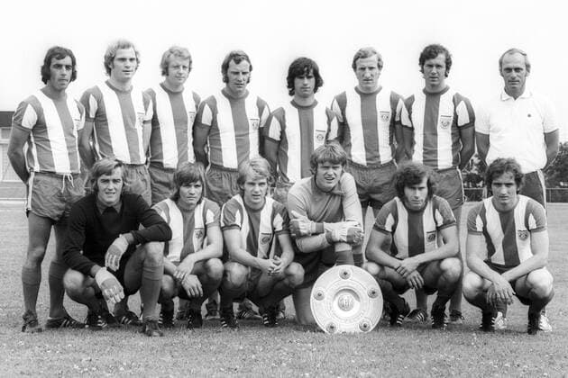 Fußball, FC Bayern München, Deutscher Meister 1973 FC Bayern München 1972 1973, hi.v.li.: Franz Krauthausen, Uli Hoeneß, Johnny Hansen, Franz -Bulle- Roth, Gerd Müller, Hans Georg -Katsche- Schwarzenbeck, Franz Beckenbauer, Trainer Udo Lattek, vorn: Torwart Manfred Seifert, Wilhelm Hoffmann, Rainer Zobel, Torwart Sepp Maier, Paul Breitner, Günther Rybarczyk