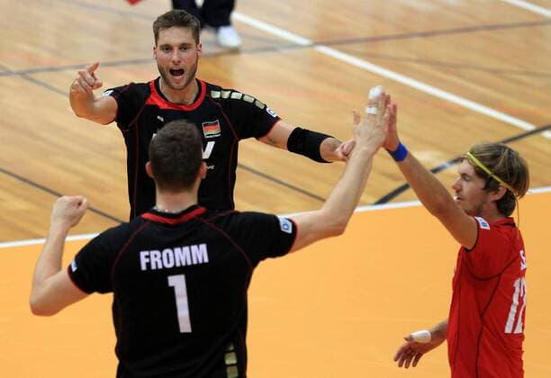 Volleyball, Länderspiel, Herren, Deutschland - Italien 16.09.13 , Nordhausen, Wiedigsburghalle, Volleyball, Männer, Freundschaftsspiel in Vorbereitung auf die Europameisterschaft EM, Länderspiel Deutschland vs Italien im Bild: Jubel Simon Tischer, Christian Fromm und Ferdinand Tille (alle Deutschland)