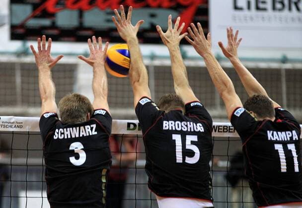 Volleyball, Länderspiel, Herren, Deutschland - Italien 16.09.13 , Nordhausen, Wiedigsburghalle, Volleyball, Männer, Freundschaftsspiel in Vorbereitung auf die Europameisterschaft EM, Länderspiel Deutschland vs Italien im Bild: Block Sebastian Schwarz, Tim Broshog und Lukas Kampa (alle Deutschland)