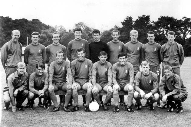 Chelsea Football Team Back Row left to right: Ken Shellito, John Hollins, Ron Harris, Tommy Hughes, Peter Bonetti, Marvin Hinton, Colin Waldron, Eddie McCreadie, and Peter Houseman Front Row left to right:Barry Lloyd, Charlie Cooke, Tommy Baldwin, Peter Osgood, Boby Tambling, John Boyle, Jim Thomson and Ian Hamilton. 31st August 1967. UnitedArchives00926412
