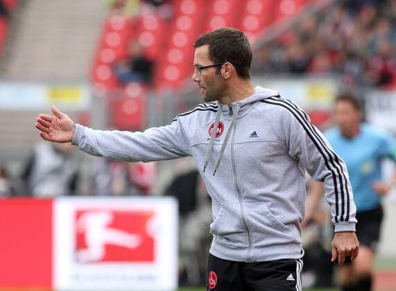 Fussball, 1. BL, 1. Bundesliga, Saison 2013 2014, Herren, Deutschland, 1. FC Nürnberg - Hamburger SV, HSV, v.l. Geste, Fingerzeig, Emotion, Trainer Michael Wiesinger, 1. FC Nürnberg , xklausxschillingerx