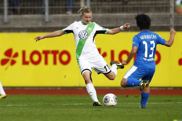 13.10.2013, VfL Stadion am Elsterweg, Wolfsburg, Frauenfussball Ligaspiel, 1. Liga, VfL Wolfsburg vs TSG 1899 Hoffenheim, im Bild Alexandra Popp (11, VfL Wolfsburg, li.) im Zweikampf mit Mana Iwabuchi (13, TSG 1899 Hoffenheim) GER, 1. FBL, VfL Wolfsburg vs TSG 1899 Hoffenheim