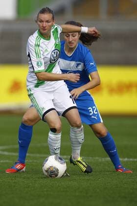 13.10.2013, VfL Stadion am Elsterweg, Wolfsburg, Frauenfussball Ligaspiel, 1. Liga, VfL Wolfsburg vs TSG 1899 Hoffenheim, im Bild Alexandra Popp (11, VfL Wolfsburg, li.) im Zweikampf mit Tamar Dongus (32, TSG 1899 Hoffenheim) GER, 1. FBL, VfL Wolfsburg vs TSG 1899 Hoffenheim