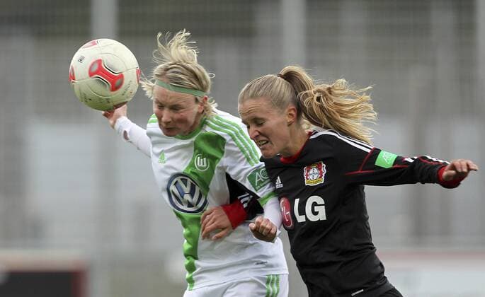 Fussball, 1. Frauen-Bundesliga, Bayer 04 Leverkusen vs. VfL Wolfsburg, Conny Pohlers (VfL Wolfsburg), Marisa Henrike Ewers (Bayer 04 Leverkusen), im Zweikampf, Duell, duel, tackle, Kopfball, header
