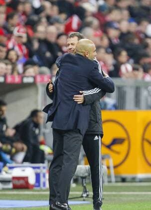 Trainer Cheftrainer Pep GUARDIOLA (FCB) umarmt den vierten Offiziellen Schiedsrichter Markus SCHMIDT, als dieser in zurechtweist, gestikuliert und gibt Anweisungen, Aktion, Einzelbild, Gestik, Geste, Handbewegung, zeigen, deuten, witzig FC BAYERN MUENCHEN - FC AUGSBURG ( 3- 0) Fussball 1. Bundesliga , München, am 09.11.2013 12.Spieltag, Saison 2013 2014, Saison1314, Liga01, 1.Liga, 1.Bundesliga, FCB, FCA