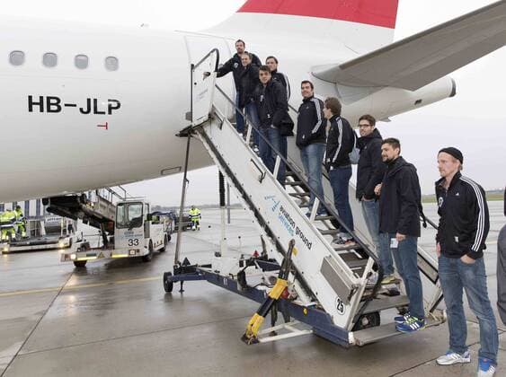22.11.2013, Flughafen, Langenhagen, EHF-Cup, Die Mannschaft vom TSV Hannover-Burgdorf (GER) fliegt zum Hinrundenspiel des EHF-Cup gegen Kadetten Schaffhausen (SUI), im Bild Jan Fiete Buschmann (13, TSV Hannover-Burgdorf), Lars Lehnhoff (15, TSV Hannover-Burgdorf), Joakim Hykkerrud (14, TSV Hannover-Burgdorf), Vasko Sevaljevic (22, TSV Hannover-Burgdorf), Runar Karason (24, TSV Hannover-Burgdorf), Nikolai Weber (98, TSV Hannover-Burgdorf) und Gustav Rydergard (18, TSV Hannover-Burgdorf) warten auf der Gangway GER, EHF-Cup, Abflug des TSV Hannover-Burgdorf in die Schweiz