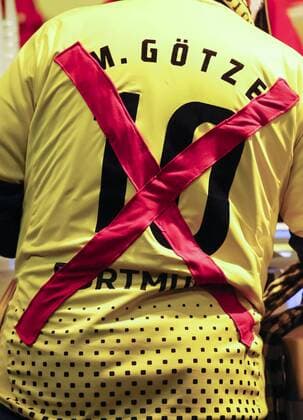 Fan mit durchgekreuztem Trikot von Mario Goetze, Fussballfans, supporters, spectators, Zuschauer, Jacke, Kutte, Weste, Fankurve Fussball 1. Bundesliga , Dortmund, am 23.11.2013 BORUSSIA DORTMUND 13.Spieltag, Liga1, Spieltag13, Liga01, 1.Liga BVB, , Saison 2013 2014