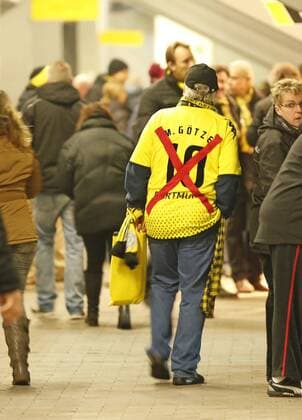 Fan Protest gegen Mario GOETZE, FCB 19 , Fussballfans, supporters, spectators, Zuschauer, Jacke, Kutte, Weste, Fankurve Fussball 1. Bundesliga , Dortmund, am 23.11.2013 BORUSSIA DORTMUND - 13.Spieltag, Liga1, Spieltag13, Liga01, 1.Liga BVB, , Saison 2013 2014