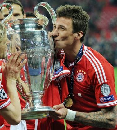 Borussia Dortmund vs. FC Bayern München --- Fussball --- Champions League --- 25.05.2013 Mario Mandzukic (FC Bayern), küsst den Pokal, Kuss, Knutsch, Jubel, Freude, Glück, Trophäe, Henkelpott, Mimik, Gestik, halbe Figur