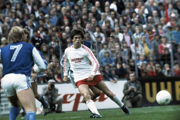 Spielszene, Werner Lorant (RWE), Fussball, Bundesliga, 1976 1977, Rot-Weiss Essen gegen Karlsruher SC 3:2 Fussball, Bundesliga, 1976 1977, Georg-Melches-Stadion, Rot-Weiss Essen gegen Karlsruher SC 3:2, Spielszene, Werner Lorant (RWE), football, Bundesliga, 1976 1977, Georg Melches Stadium, Rot Weiss Essen versus Karlsruher SC 3:2, scene of the match, Werner Lorant (RWE)