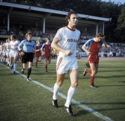 Einlauf der Mannschaften, Spielführer Paul Hahn (Uerdingen) rechts und Franz Beckenbauer (FCB) vorn, dahinter Torwart Sepp Maier (FCB), Fussball, Bundesliga 1975 1976, FC Bayer 05 Uerdingen gegen FC Bayern München 2:1 Fussball, Bundesliga, 1975 1976, Grotenburg-Stadion, FC Bayer 05 Uerdingen gegen FC Bayern München 2:1, Einlauf der Mannschaften, Spielführer Paul Hahn (Uerdingen) rechts und Franz Beckenbauer (FCB) vorn, dahinter Torwart Sepp Maier (FCB), football, Bundesliga, 1975 1976, Grotenburg Stadium, FC Bayer 05 Uerdingen versus FC Bayern Munich 2:1, running-in of the teams, team leaders Paul Hahn (Uerdingen) right and Franz Beckenbauer (FCB) ahead, behind keeper Sepp Maier (FCB)