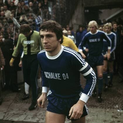 Einlauf der Mannschaften, Spielführer Klaus Fischer (S04), Fussball, Bundesliga, 1976 1977, Borussia Mönchengladbach gegen FC Schalke 04 2:0 Fussball, Bundesliga, 1976 1977, Stadion am Bökelberg, Borussia Mönchengladbach gegen FC Schalke 04 2:0, Einlauf der Mannschaften, Spielführer Klaus Fischer (S04), football, Bundesliga, 1976 1977, Stadium am Bökelberg, Borussia Mönchengladbach versus FC Schalke 04 2:0, running-in of the teams, team leader Klaus Fischer (S04)