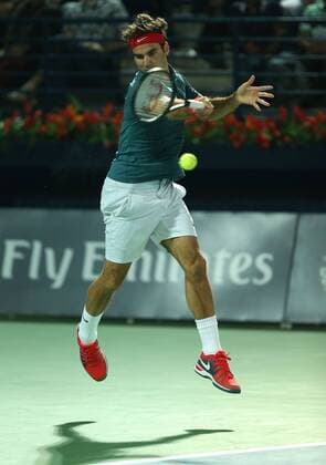 Dubai Tennis Championships 2014, ATP Tennis Herren Tennis Turnier,International Series,Dubai Tennis Stadium, U.A.E., Roger Federer(SUI),Aktion,Einzelbild, Halbkörper,Hochformat,