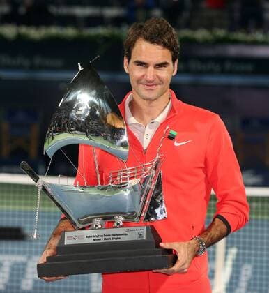 Dubai Tennis Championships 2014, ATP Tennis Herren Tennis Turnier,International Series,Dubai Tennis Stadium, U.A.E.,Final,Endspiel,Siegerehrung,Praesentation, Sieger Roger Federer (SUI) mit dem Pokal, Einzelbild,Halbkörper,Hochformat,