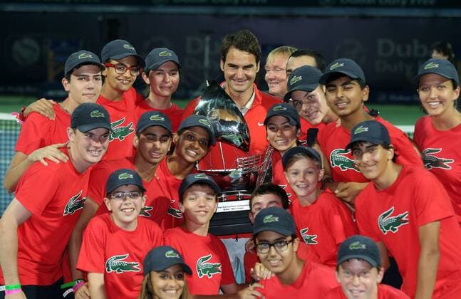 Dubai Tennis Championships 2014, ATP Tennis Herren Tennis Turnier,International Series,Dubai Tennis Stadium, U.A.E.,Final,Endspiel,Siegerehrung,Praesentation, Roger Federer (SUI) mit Pokal und den Ballkindern, Einzelbild,Halbkörper,Querformat,