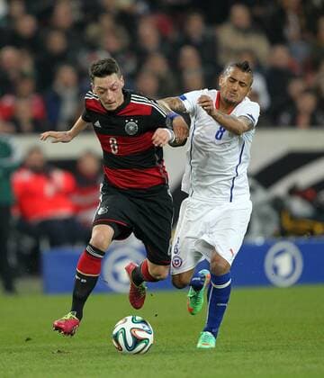 Fussball, Testspiel, Freundschaftsspiel, Saison 2013 2014, Herren, Deutschland, deutsche Nationalmannschaft - Chile 1-0, v.l. Aktion, Zweikampf, Spielszene, action, Mesut Özil, Deutschland, Arturo Vidal, Chile,