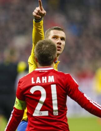 Lukas PODOLSKI Arsenal 9 Torjubel, Jubel nach dem Tor zum 1-1, gestikuliert und gibt Anweisungen, Aktion, Einzelbild, Gestik, Geste, Handbewegung, zeigen, deuten , Philipp Lahm (FCB 21) FC BAYERN München - FC ARSENAL ( 1-1) Fussball UEFA Champions League, Achtelfinale, Rückspiel, München, 11.03.2014 CL Saison 2013 2014, FCB, München