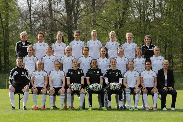 02.04.2014, xjfx, Fussball Fussballnartionalteam Frauen, Fototermin, v.h.l.Trainerin Silvia Neid (Deutsche Fussball Nationalmanschaft Damen), Nadine Keßler, Anja Mittag, Lena Lotzen, Alexandra Popp, Kathrin Hendrich, Tabea Kemme, Assistentrainerin Ulrike Ballweg, mitte,v.l., Simone Laudehr, Annika Krahn, Luisa Wensing, Dzsenifer Marozsan, Sara Daebritz, Pauline Marie Bremer, Melanie Leupolz, Bianca Schmidt, Babett Peter, unten v.l.Martin Scharrer, Lena Goessling, Melanie Behringer, Almuth Schult, Nadine Angerer, Laura Benkarth, Josephine Henning, Managerin Doris Fitschen.