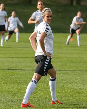 Fussball, Deutsche Frauenfußball-Nationalmannschaft, Lena Goeßling (Lena Goessling, Deutschland) beim Training, Aufwärmen, Streching, Dehnungsübung, Einzelbild, Aktion, Action, xozx