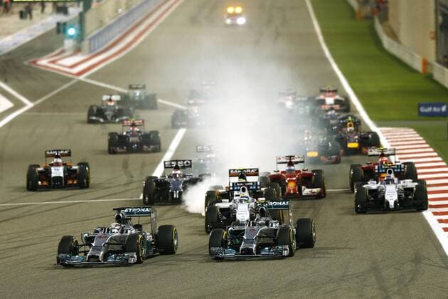 Motorsports: FIA Formula One World Championship 2014, Grand Prix of Bahrain, start, mass, Masse, Menge, viele, many, 44 Lewis Hamilton (GBR, Mercedes AMG Petronas F1 Team), 6 Nico Rosberg (GER, Mercedes AMG Petronas F1 Team), xHOCHxZWEIx