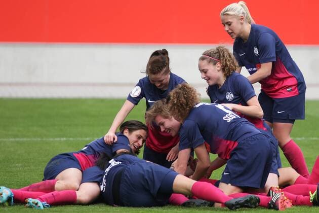 Fussball, DFB-Pokal der Frauen, Halbfinale, SGS Essen - SC Freiburg, Fussball, DFB-Pokal der Frauen, Halbfinale, SGS Essen - SC Freiburg, Torjubel SGS Essen, Jubel, Torjubel, Torerfolg, celebrate the goal, goal, celebration, Jubel ueber das Tor, optimistisch, Action, Aktion, xozx