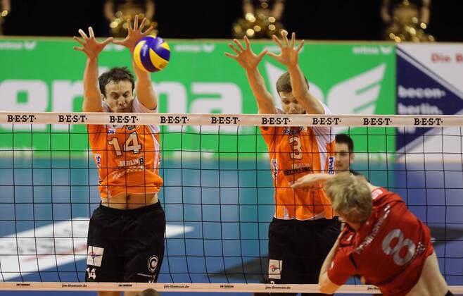 Marvin Prolingheuer (TV Bühl), vorne, hinten Tomas Kmet (BR Volleys), Robert Kromm (BR Volleys), BR Volleys Berlin vs TV Ingersoll Bühl Deutsche Volleyball Liga, 2013 2014, playoffs, Herren, Männer, Volleyball, Deutschland, Germany, Max-Schmeling-Halle Berlin, 13.4.2014