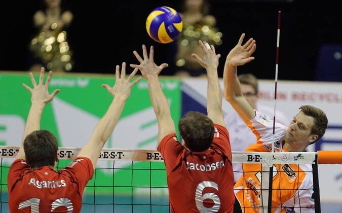 Paul Carroll (BR Volleys), hinten, vorne Andri Aganist (TV Bühl), Axel Jacobsen (TV Bühl), BR Volleys Berlin vs TV Ingersoll Bühl Deutsche Volleyball Liga, 2013 2014, playoffs, Herren, Männer, Volleyball, Deutschland, Germany, Max-Schmeling-Halle Berlin, 13.4.2014