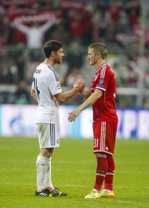 Xabi ALONSO, Real Madrid 14 schüttelt die Hand von Bastian SCHWEINSTEIGER, FCB 31 Emotionen, enttäuscht, Enttäuschung, Frust, frustriert, Trauer ,traurig, verzweifelt, Verzweiflung, gestikuliert und gibt Anweisungen, Aktion, Einzelbild, Gestik, Geste, Handbewegung, zeigen, deuten FC BAYERN München - REAL MADRID (0 - 4) Halbfinale, RÜCKSPIEL Fussball UEFA Champions League, München, 29.04.2014 CL Saison 2013 2014, FCB, München, RM