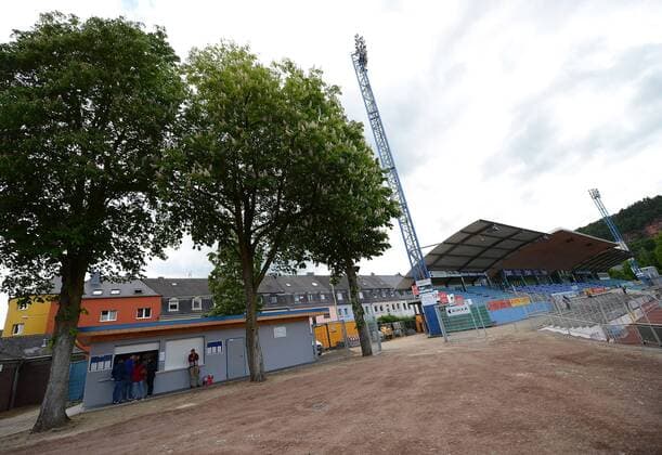 Fußball, Stadiongeschichte Eintracht Trier 09.05.2014, xjhx, Fussball, Regionalliga Südwest, Moselstadion Trier, Eintracht Trier v.l. Ansicht Haupttribüne, Stadiongastronomie, Bäume, Vorplatz, Fanblock, Sitzplätze, Flutlichtmast