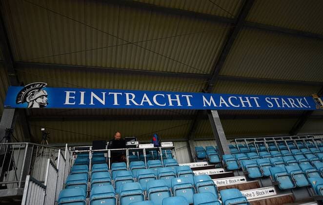 Fußball, Stadiongeschichte Eintracht Trier 09.05.2014, xjhx, Fussball, Regionalliga Südwest, Moselstadion Trier, Eintracht Trier v.l. Eintracht Trier Spruchband, Logo, EINTRACHT MACHT STARK Logo, Motiv, Wappen, Stadioninnenansicht