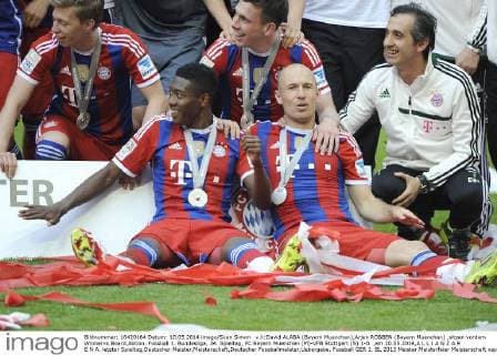 v.li:David ALABA (Bayern Muenchen),Arjen ROBBEN (Bayern Muenchen) ,sitzen vordem Winner«s Board,Aktion. Fussball 1. Bundesliga, 34. Spieltag, FC Bayern Muenchen (M)-VFB Stuttgart (S) 1-0. ,am 10.05.2014,A L L I A N Z A R E N A. letzter Spieltag,Deutscher Meister,Meisterschaft,Deutscher Fussballmeister,Uebergabe.