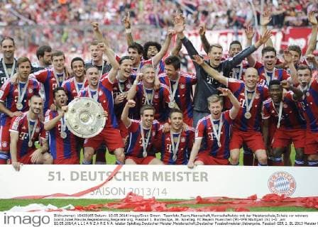 Teamfoto,Team,Mannschaft,Mannschaftsfoto mit der Meisterschale,Schale vor winners board,Jubel,Freude,Begeisterung,Siegerehrung, Fussball 1. Bundesliga, 34. Spieltag, FC Bayern Muenchen (M)-VFB Stuttgart (S) 1-0. ,am 10.05.2014,A L L I A N Z A R E N A. letzter Spieltag,Deutscher Meister,Meisterschaft,Deutscher Fussballmeister,Uebergabe.