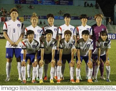Players of South Korea, back, f.l.: PARK EUN SUN, CHO SO HYUN, KIM NARAE, AHN HYE IN, SONG SU RAN, JUN MIN KYUNG; front: JI SO YUN, KIM DO YEON, JEON GA EUL, KIM SOO YUN, SEO HYUNSOOK - pose for photo before the Group B match at the 2014 Women s AFC Cup held at Thong Nhat Stadium in Ho Chi Minh city, Vietnam, May 17, 2014.