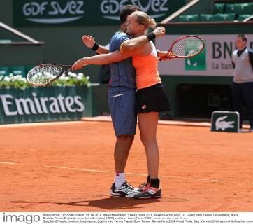 French Open 2014, Roland Garros,Paris,ITF Grand Slam Tennis Tournament, Mixed Doubles Finale, Endspiel, Anna-Lena Grönefeld (GER) und Jean-Julien Rojer (NED) umarmen sich nach ihrem Sieg,Jubel,Freude,Emotion,Ganzkoerper,Querformat,