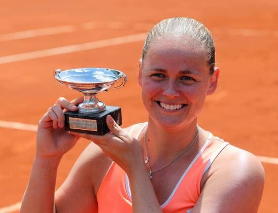 French Open 2014, Roland Garros,Paris,ITF Grand Slam Tennis Tournament, Mixed Doubles Finale,Endspiel,Siegerehrung,Praesentation,Anna-Lena Groenefeld (GER) praesentiert ihren Pokal,Halbkoerper,Querformat,