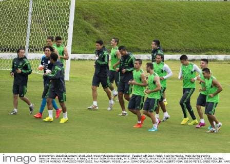 Fussball WM 2014. Natal: Training Mexiko. Photo during training Seleccion Mexicana de Futbol, in Natal, in Photo: ANDRES Guardado, GUILLERMO OCHOA, Giovani DOS SANTOS, JAVIER HERNANDEZ, JAVIER AQUINO, HECTOR MORENO, FRANCISCO RODRIGUEZ, Paul AGUILAR, MIGUEL Layun, ISAAC BRIZUELA, CARLOS ALBERTO PENA, DIEGO REYES, ORIBE PERALTA, MARCO FABIAN, HECTOR HERRERA 14 06 2014 MEXSPORT OSVALDOxAGUILAR - xOSVALDOxAGUILARx