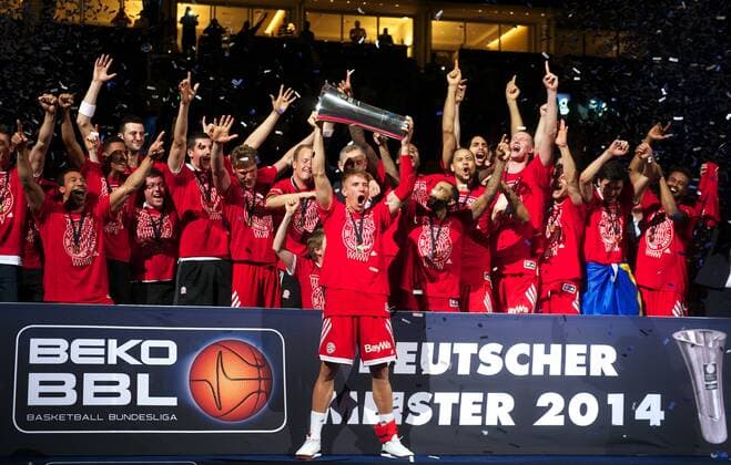 Basketball Berlin 18.06.2014 1. Bundesliga BBL Saison 2013 2014 Finale Spiel 4 Alba Berlin - FC Bayern München 62:75 Bayern München ist Deutscher Meister 2014 Steffen Hamann (München, No.06) mit Pokal Lucca Staiger (München, No.10) Paul Zipser (München, No.16) Lucca Staiger (München, No.10) Malcolm Delaney (München, No.23) Deon Thompson (München, No.09) Robin Benzing (München, No.12) Chevon Troutman (München, No.05) Nihad Djedovic (München, No.14) Bryce Taylor (München, No.44)