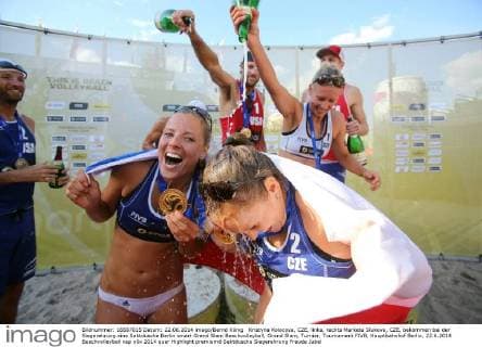 Kristyna Kolocova, CZE, links, rechts Marketa Slukova, CZE, bekommen bei der Siegerehrung eine Sektdusche Berlin smart Grand Slam Beachvolleyball, Grand Slam, Turnier, Tournament FIVB, Hauptbahnhof Berlin, 22.6.2014