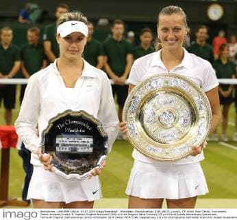 Wimbledon Championships 2014, AELTC,London, ITF Grand Slam Tennis Tournament, Damen Endspiel,Finale,L-R Finalistin Eugenie Bouchard (CAN) und die Siegerin Petra Kvitova (CZE) mit Pokal,Schale,Halbkoerper,Querformat,