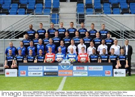 Paderborn, Deutschland 04. Juli 2014: 14 15 SC Paderborn 07. hintere Reihe: Saliou Sane, Tim Welker, Rick ten Voorde, Thomas Bertels, Stefan Kutschke, Christian Strohdiek, Uwe Hünemeier Huenemeier, Marvin Ducksch 2. Reihe von oben: Süleyman Sueleyman Koc, Marvin Bakalorz, Daniel Brückner Brueckner, Patrick Ziegler, Mario Vrancic, Florian Hartherz, Jens Wemmer, Viktor Maier, Moritz Stoppelkamp 3. Reihe von oben: Mannschaftsbetreuer Michael Heppner, Mannschaftsarzt Dr. Thomas Teßarek Tessarek, Mannschaftsarzt Dr. Matthias Porsch, Mannschaftsarzt Dr. Hans Walter Hemmen, Physiotherapeut Henrik Lange, Physiotherapeut Jörg Joerg Liebeck, Athletiktrainer Tobias Stock, Torwarttrainer Simon Henzler, Co-Trainer Asif Saric, Co-Trainer Vulkan Bulut, Trainer Andre Breitenreiter, Manager Michael Born vorne: Idir Ouali, Marc Vucinovic, Michael Heinloth, Lukas Rupp mt