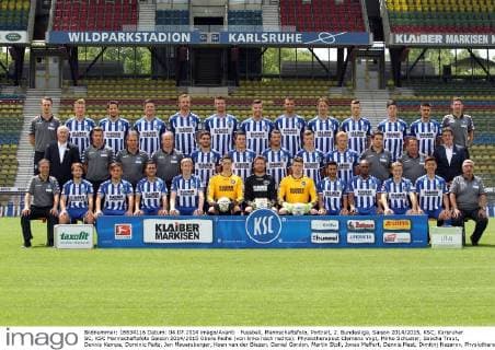 Fussball, Mannschaftsfoto, Portrait, 2. Bundesliga, Saison 2014 2015, KSC, Karsruher SC, KSC Mannschaftsfoto Saison 2014 2015 Obere Reihe (von links nach rechts): Physiotherapeut Clemens Vogt, Mirko Schuster, Sascha Traut, Dennis Kempe, Dominic Peitz, Jan Mauersberger, Koen van der Biezen, Daniel Gordon, Martin Stoll, Jonas Meffert, Dennis Mast, Dimitrij Nazarov, Physiotherapeut Sven Kienzle. Mittlerer Reihe (von links nach rechts): Teammanager Burkhard Reich, Athletik-Trainer Marc Lorius, Mannschaftsarzt Dr.Marcus Schweizer, Torwart-Trainer Kai Rabe, Enrico Valentini, Ilian Micanski, Manuel Gulde, Tim Grupp, Rouwen Hennings, Co-Trainer Argirios Giannikis, Chef-Trainer Markus Kauczinski, Sportdirektor Jens Todt. Unterer Reihe (von links nach rechts): Physiotherapeut Steffen Wiemann, Gaetan Krebs, Ernesto de Santis, Manuel Torres, Philipp Klingmann, Florian Stritzel, Dirk Orlishausen, R