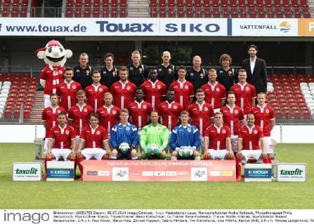 h.v.l. Maskottchen Lauzi, Mannschaftsleiter Andre Rohbock, Physiotherapeut Philip Gerzymisch, Physio Oliver Krautz, Torwarttrainer Heiko Kretschmar, Co Trainer Rene Rydlewicz, Trainer Stefan Krämer, Sportdirektor Roland Benschneider, 2.R.v.h. Paul Röwer, Marco Holz, Zbynek Pospech, Cedric Mimbala, Tim Kleindienst, Uwe Möhrle, Patrick Wolf, 3.R.v.h. Nikolas Ledgerwood, Manuel Zeitz, Thomas Hübener, Nestor Djengoue, Paterson Chato, Fabian Pawela, Nils Gottschick, Sven Michel, untere R. Anton Makarenko, Robert Berger, Max Oberschmidt, Rene Renno, Fritz Pflug, Robin Szarka, Leonhard Kaufmann Fußball dritte 3.Bundesliga Mannschaftsfoto Mannschafts- und Portraittermin Saison 2014 2015 08.07.2014 FC Energie Cottbus