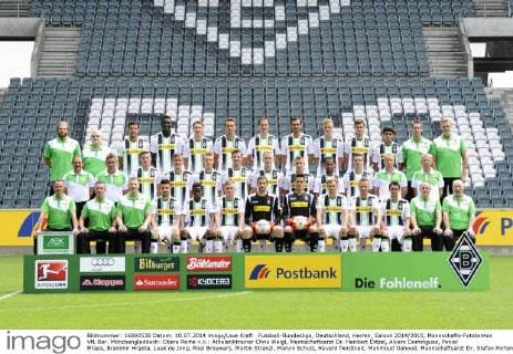 Fussball-Bundesliga, Deutschland, Herren, Saison 2014 2015, Mannschafts-Fototermin VfL Bor. Mönchengladbach: Obere Reihe v.li.: Atheletiktrainer Chris Weigl, Mannschaftsarzt Dr. Heribert Ditzel, Alvaro Dominguez, Peniel Mlapa, Branimir Hrgota, Luuk de Jong, Roel Brouwers, Martin Stranzl, Marvin Schulz, Havard Nordtveit, Mahmoud Dahoud, Mannschaftsarzt Dr. Stefan Porten, Mannschaftsarzt Dr. Stefan Hertl. Mittlere Reihe v.li.: Co Trainer Manfred Stefes, Torwart Trainer Uwe Kamps, Andre Hahn, Max Kruse, Nico Brandenburger, Thorben Marx, Oscar Wendt, Thorgan Hazard, Raffael, Patrick Herrmann, Co Trainer Frank Geideck, Cheftrainer Lucien Favre. Vordere Reihe v.li.: Physiotherapeut Andreas Bluhm, Physiotherapeut Adam Szordykowski, Physiotherapeut Dirk Müller, Julian Korb, Ibrahima Traore, Marlo Ritter, Christofer Heimeroth, Janis Blaswich, Tony Jantschke, Filip Daems, Amin Younes, Zeugwart Mar
