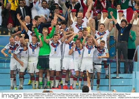 Cristoph Kramer, Benedikt Höwedes, Bastian Schweinsteiger, Manuel Neuer, Miroslav Klose, Kevin Großkreutz, Lukas Podolski, Ron-Robert Zieler, Philipp Lahm mit Weltmeisterpokal, Thomas Müller, Mesut Özil, Joachim Löw - Siegerehrung - Deutschland vs. Argentinien - Finale der FIFA WM 2014 im Maracana Stadion von Rio de Janeiro - xROBERTOxMAYAx