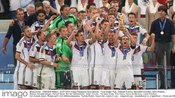 Hans-Dieter Flick, Cristoph Kramer, Benedikt Höwedes, Sami Khedira, Bastian Schweinsteiger, Manuel Neuer, Roman Weidenfeller, Julian Draxler, Miroslav Klose, Toni Kroos, Kevin Großkreutz, Lukas Podolski, Ron-Robert Zieler, Philipp Lahm mit Weltmeisterpokal, Thomas Müller, Mesut Özil, Joachim Löw - Siegerehrung - Deutschland vs. Argentinien - Finale der FIFA WM 2014 im Maracana Stadion von Rio de Janeiro - x(4)xAndrexchacox (25552) Alemanha x Argentina