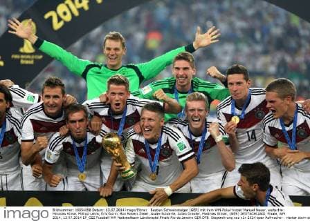 Bastian Schweinsteiger (GER) mit dem WM-Pokal hinten Manuel Neuer, weiterhin: Miroslav Klose, Philipp Lahm, Erik Durm, Ron Robert Zieler, Andre Schürrle, Julian Draxler, Matthias Ginter, (GER) DEUTSCHLAND, Finale, WM 2014, 13.07.2014 EP_CEZ
