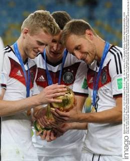 Rio de Janeiro, FIFA, Fussball Männer, Fussball Welltmeisterschaften 2014, FIFA world cup 2014 ,Final, Finale, Deutschland vs Argentinien , Germany vs Argentina 13.07.2014, Estadio Maracana, Rio de Janeiro,Andre Schürrle, Julian Draxler, Benedikt höwedes alle Deutschland, mit Pokal,