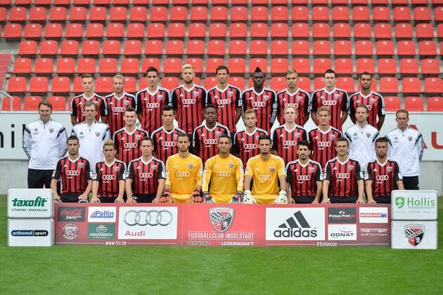 Teamfoto FC Ingolstadt 04, Hinten (l-r): Robert Bauer, Moritz Hartmann, Benjamin Hübner, Michael Zant, Andre Mijatovic, Danny da Costa, Lukas Hinterseer, Ralph Gunesch, Marvin Matip Mitte (l-r): Ralph Hasenhüttl (Trainer), Michael Henke (Co-Trainer), Pascal Groß, Alfredo Morales, Roger, Steffen Jainta, Leon Jessen, Julian Günther-Schmidt, Martin Scharrer (Torwarttrainer), Jörg Mikoleit (Athletiktrainer) Vorne (l-r): Mathew Leckie, Danilo Soares Teodoro, Karl-Heinz Lappe, Christian Ortag, Ramazan Özcan, Andre Weis, Almog Cohen, Konstantin Engel, Stefan Lex. FC Ingolstadt 04, Fussball, Männer, , 2. Bundesliga, Saison 2014 2015